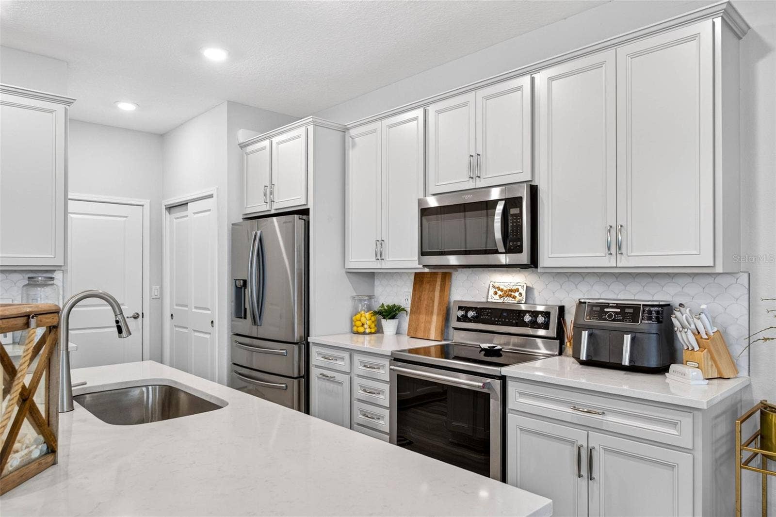 11211 BEACH WALK WAY NE, St Petersburg, FL 33716 Stainless Appliances