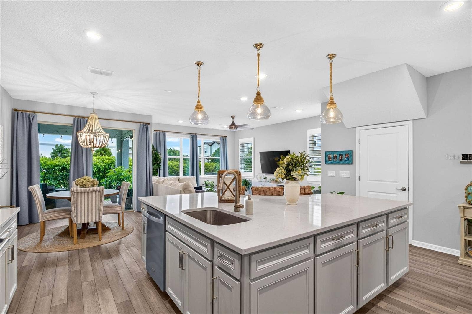 11211 BEACH WALK WAY NE, St Petersburg, FL 33716 Island and family Dining