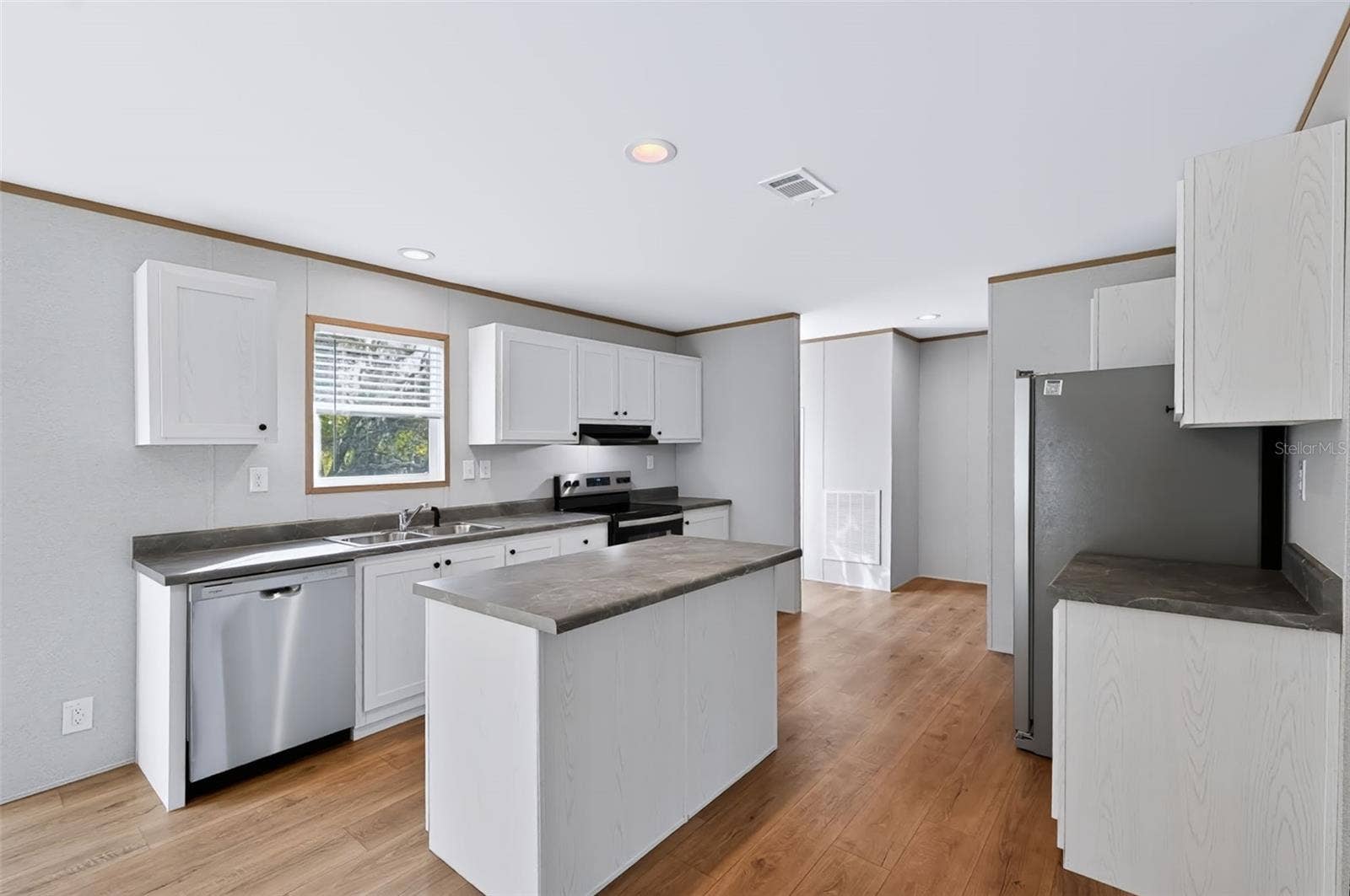 Kitchen with islang