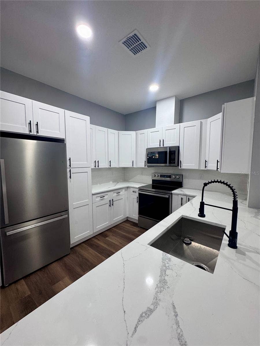 406 4TH STREET, Wimauma, FL 33598 Kitchen