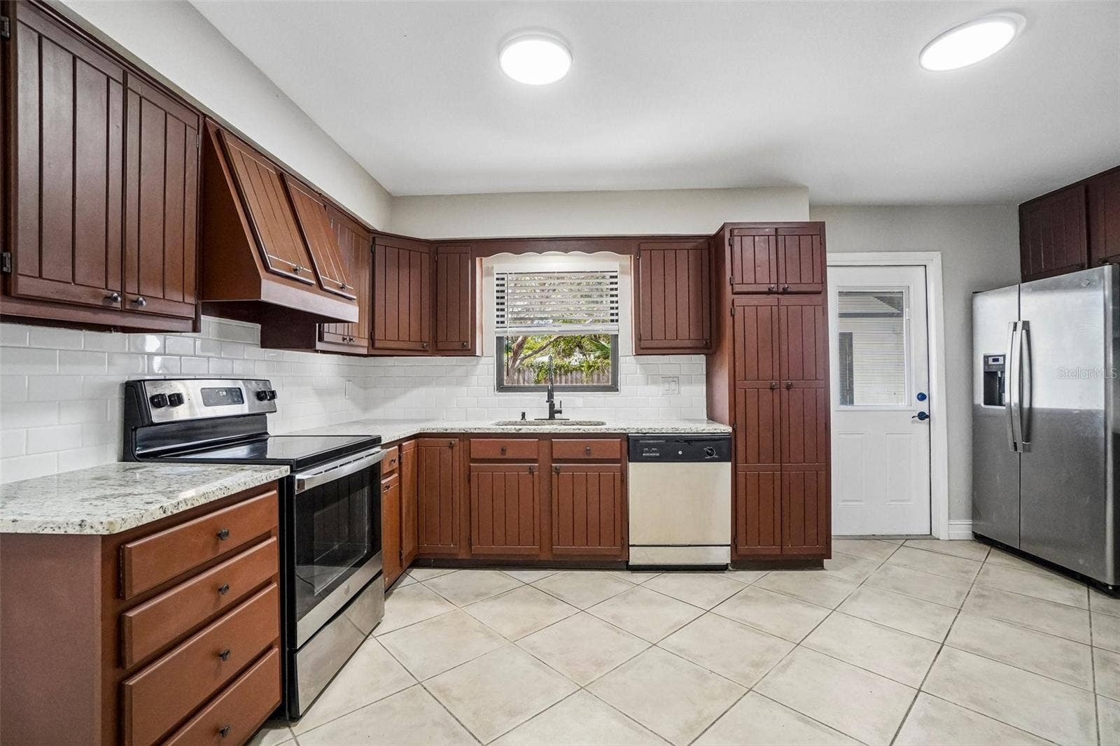 715 PAPAYA DRIVE, Tampa, FL 33619 Kitchen