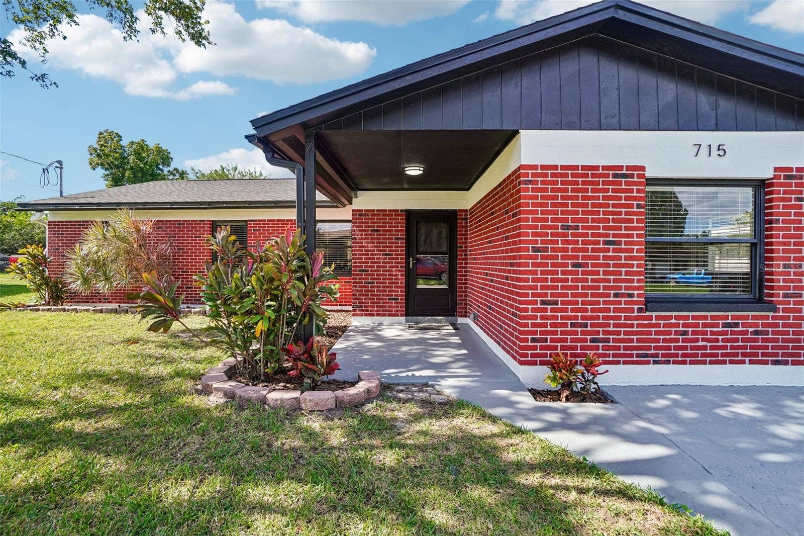 715 PAPAYA DRIVE, Tampa, FL 33619 Front Porch
