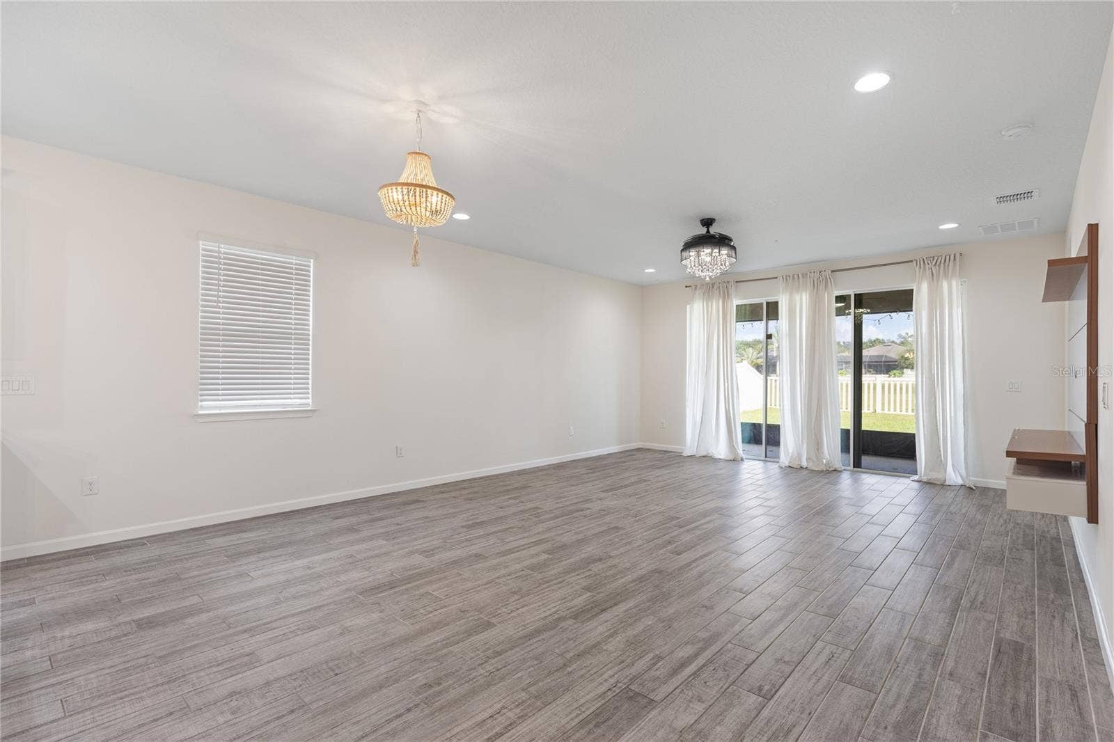 1007 LEE SHORE STREET, Valrico, FL 33594 Living room pic 1