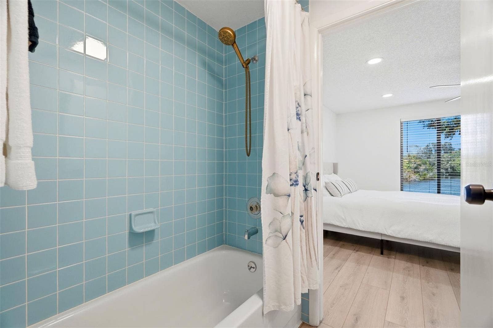 770 ARTHURS COURT, Tarpon Springs, FL 34689 Stylish Contemporary-meets-Retro Bathroom