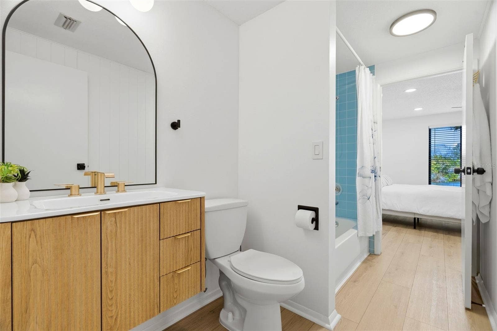 770 ARTHURS COURT, Tarpon Springs, FL 34689 Stylish Contemporary-meets-Retro Bathroom