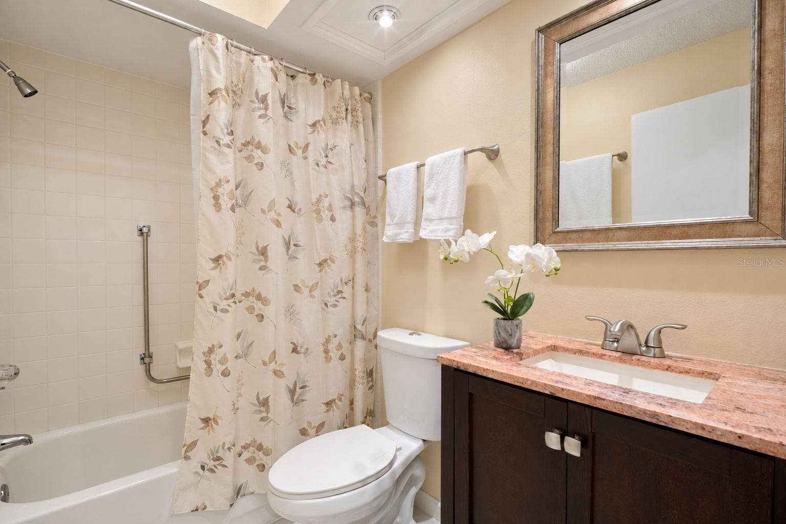 1146 RUSTLEWOOD COURT, Palm Harbor, FL 34684 Updated hall bath is tucked between the main living & guest suite~