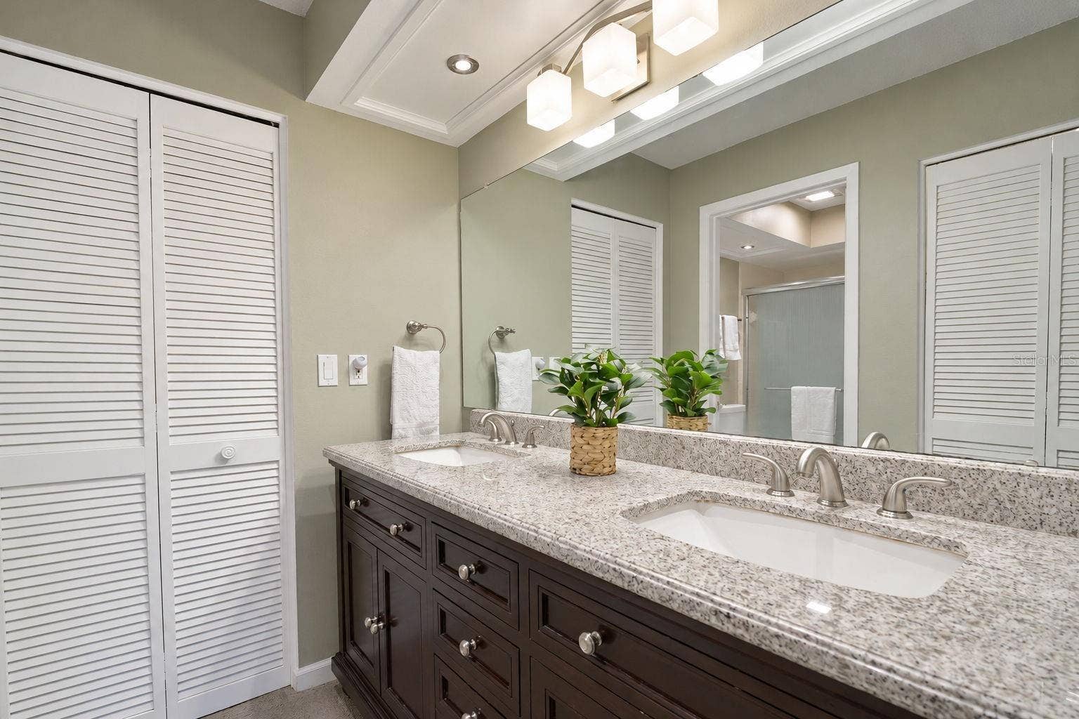 1146 RUSTLEWOOD COURT, Palm Harbor, FL 34684 Granite countertops, dual sinks & private bath~