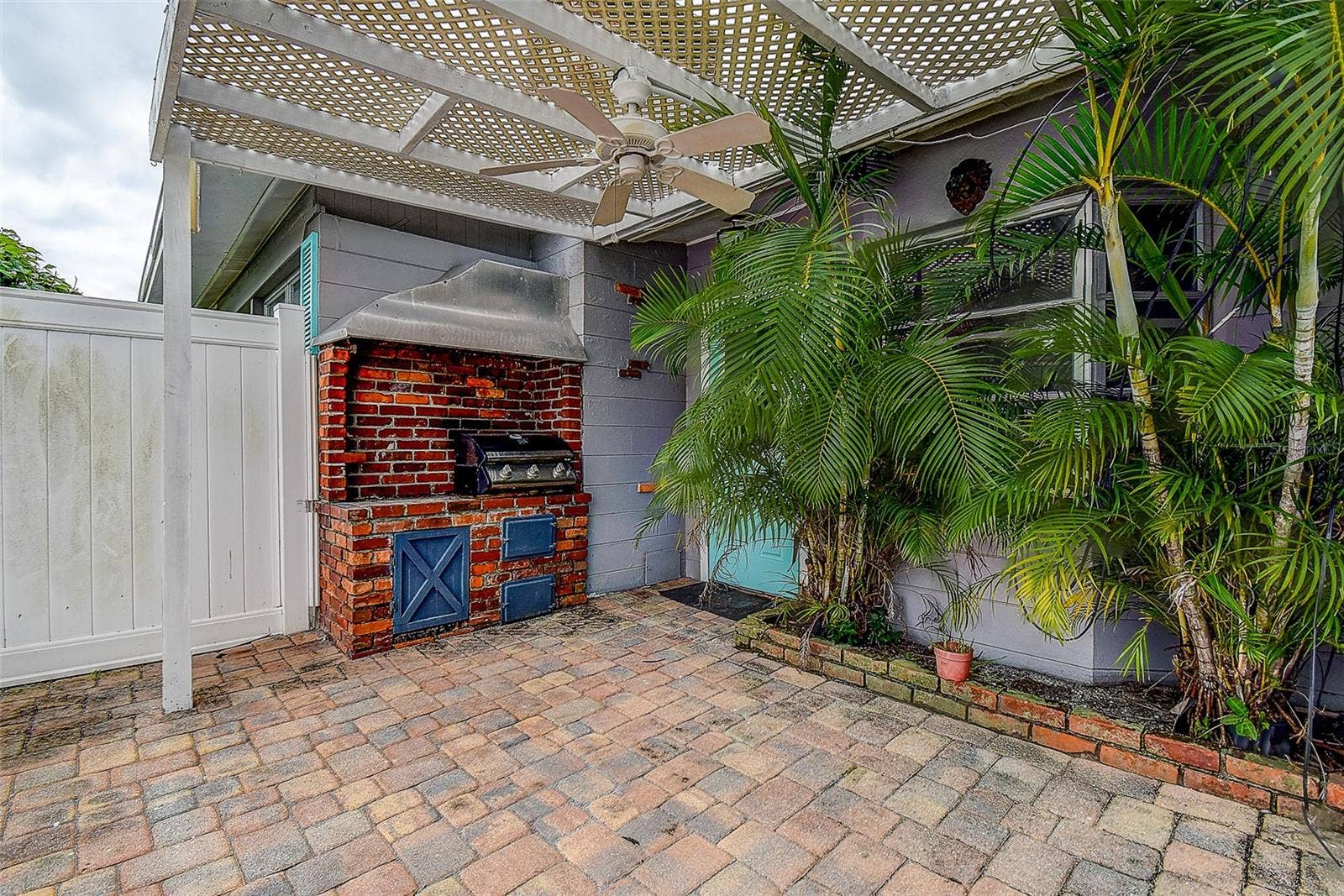 Side Patio with Built In Grill