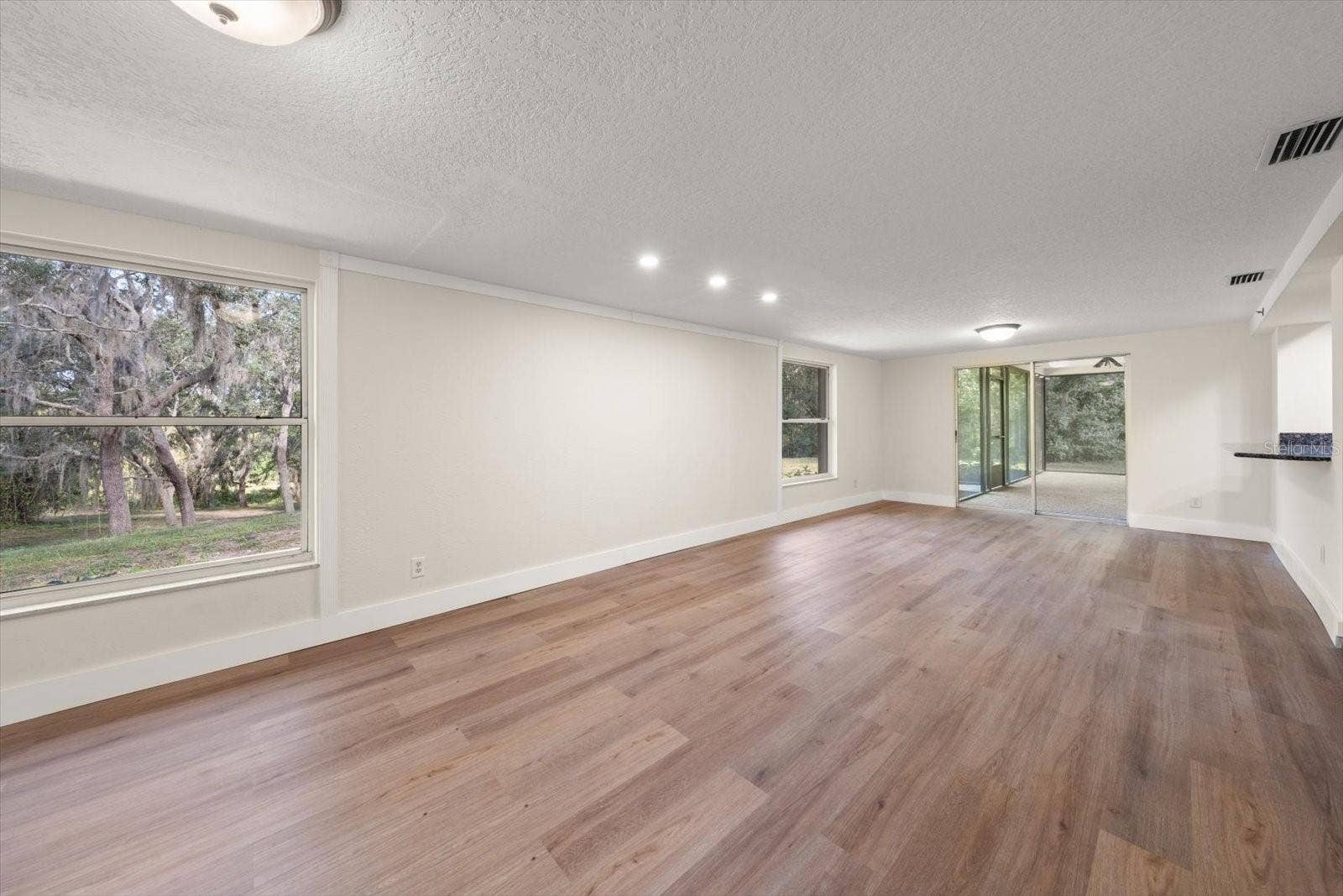Living & Breakfast Area