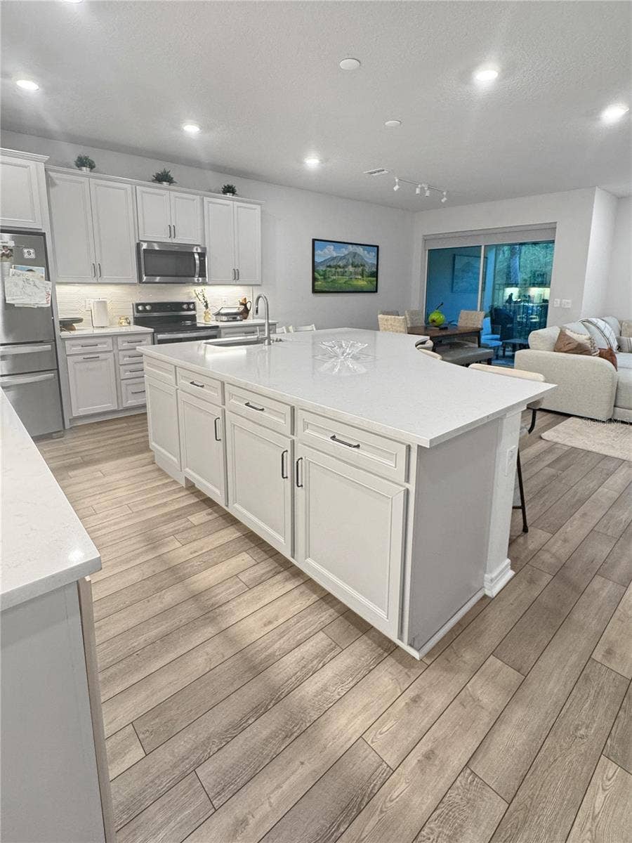 11232 BEACH WALK WAY NE, St Petersburg, FL 33716 kitchen