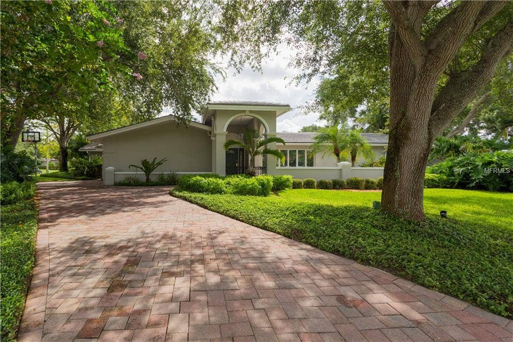 910 31ST TERRACE NE, St Petersburg, FL 33704 =
