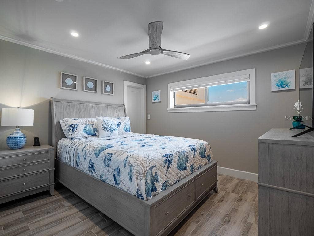 1270 GULF BOULEVARD, #603, Clearwater, FL 33767 Guest room queen bed