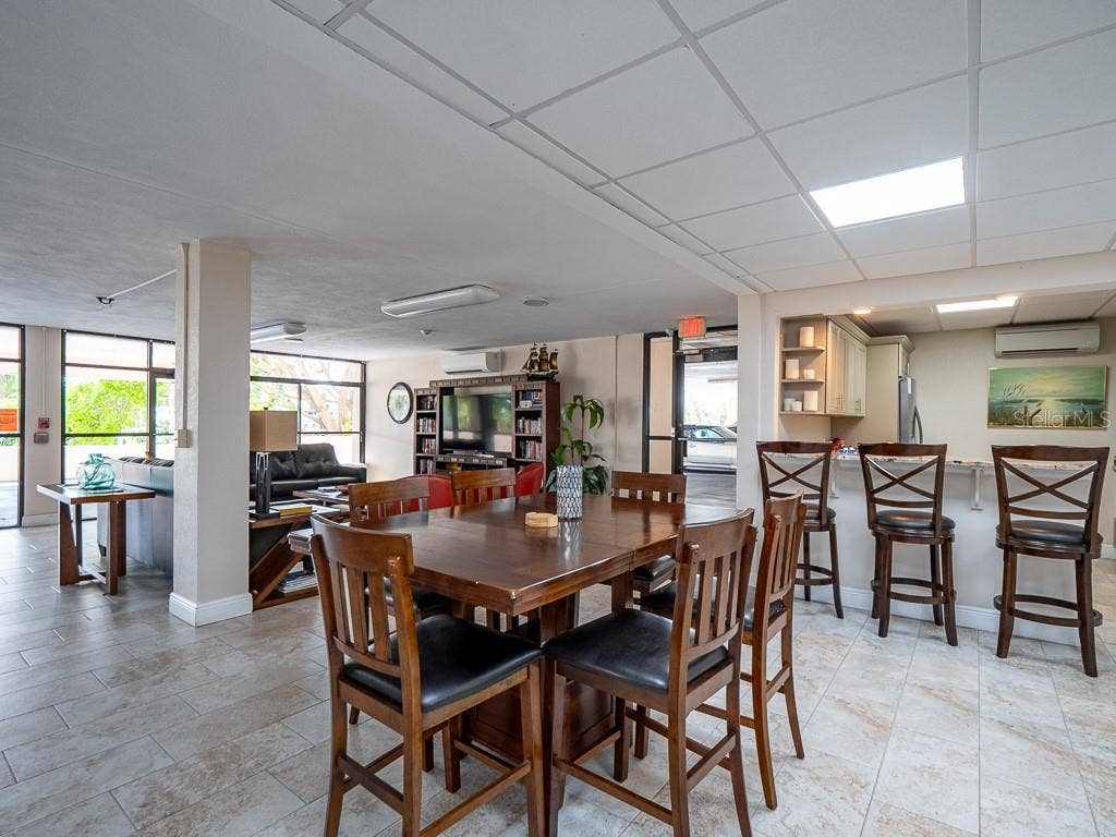 1270 GULF BOULEVARD, #603, Clearwater, FL 33767 Lobby gathering table