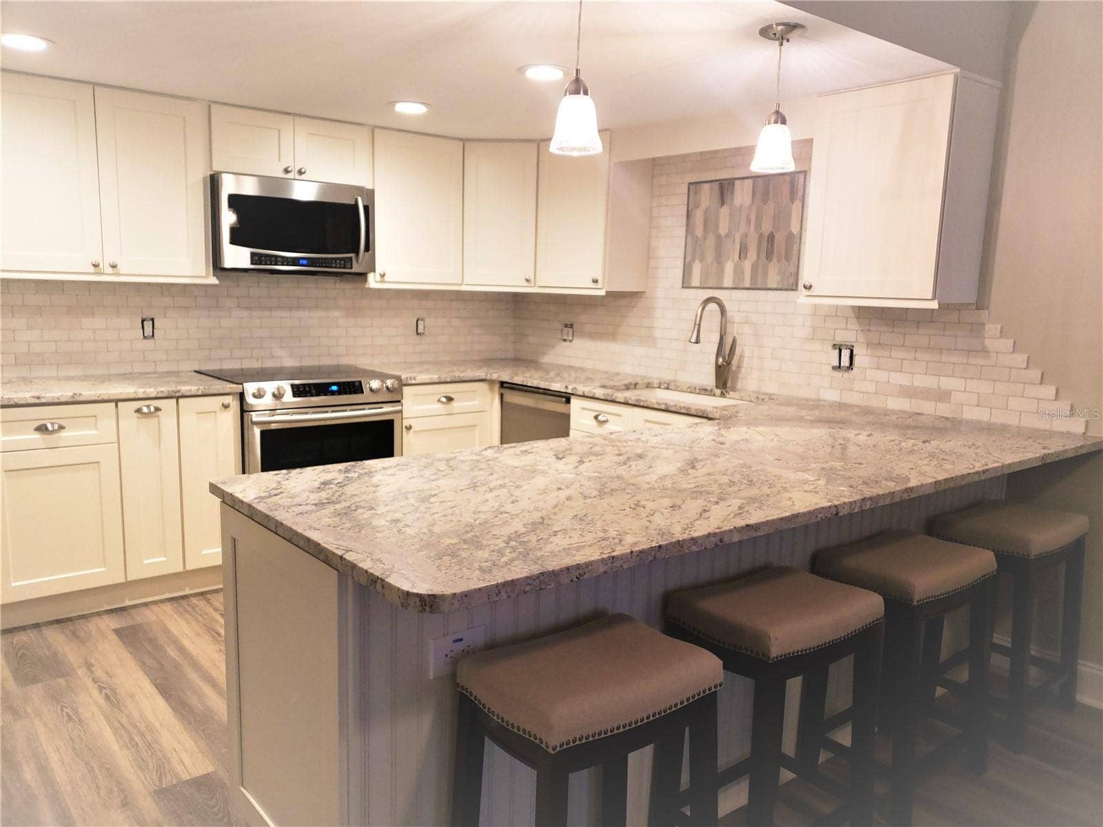 1460 GULF BOULEVARD, #1102, Clearwater, FL 33767 Eating space at the kitchen counter
