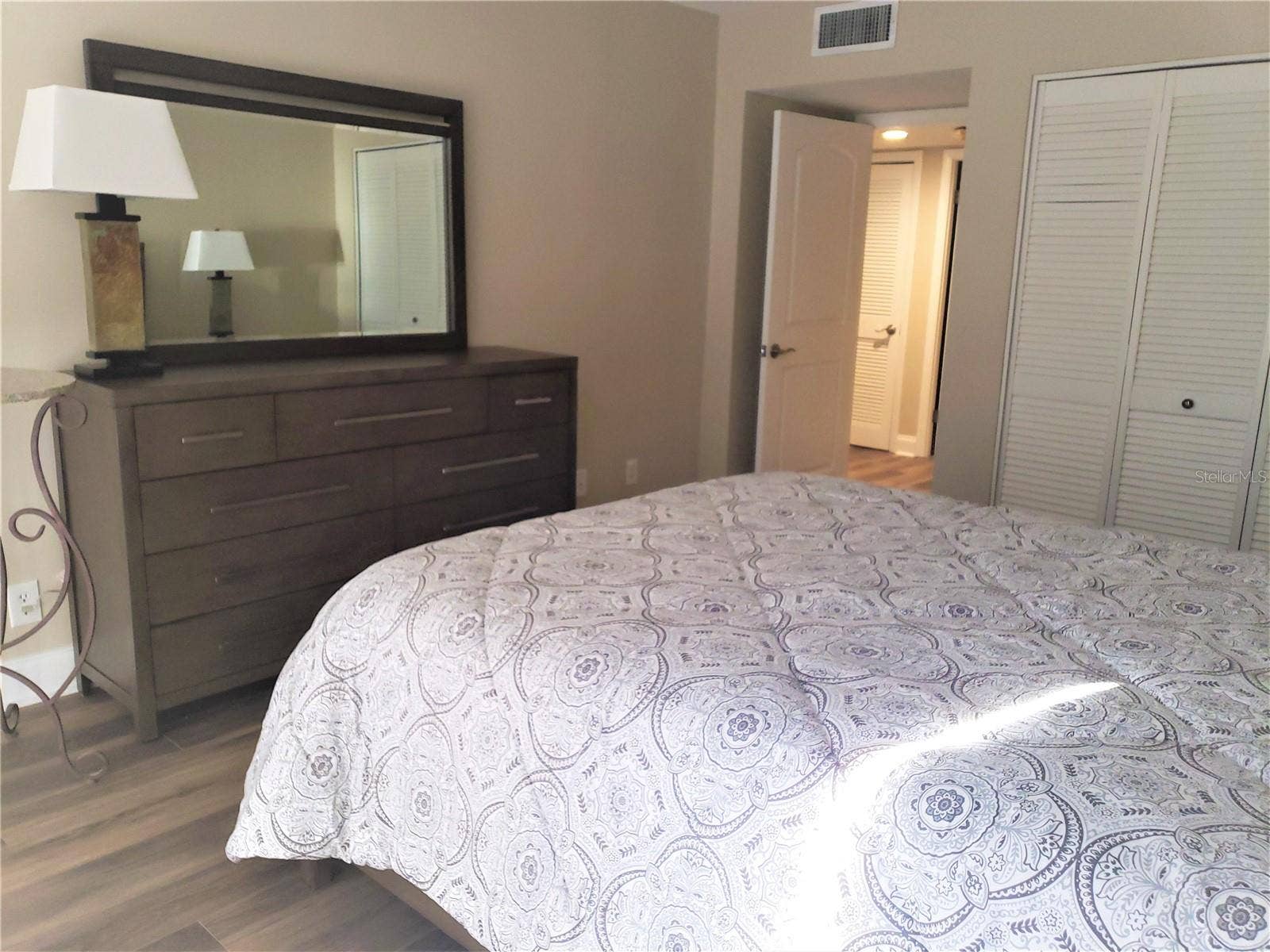 1460 GULF BOULEVARD, #1102, Clearwater, FL 33767 Guest room with a queen size bed