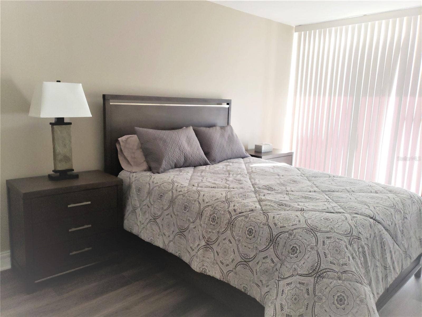 1460 GULF BOULEVARD, #1102, Clearwater, FL 33767 Guest room with a queen size bed
