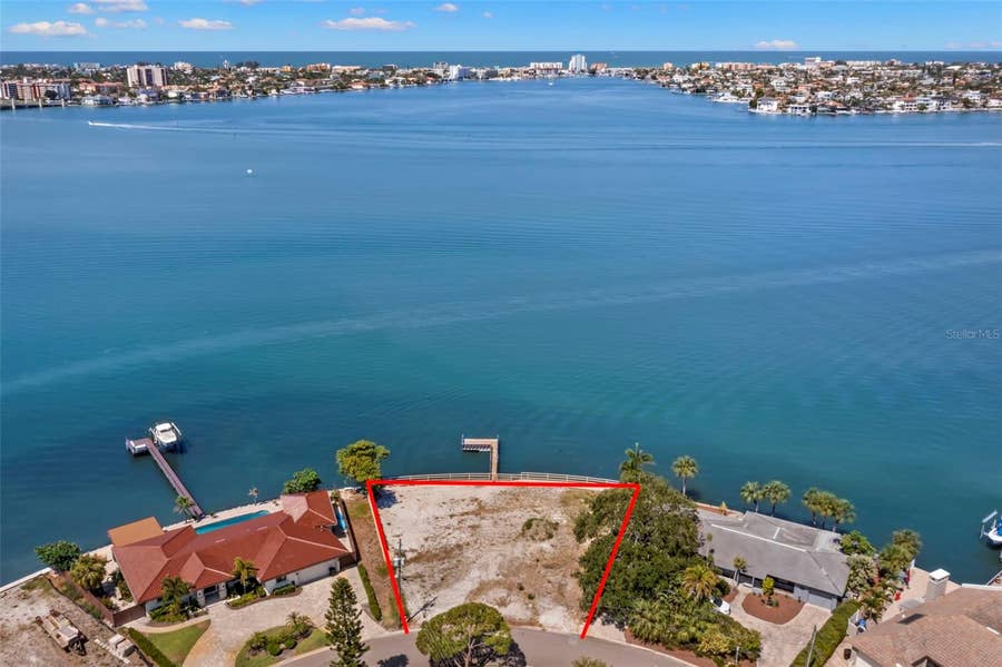 Property photo for 7940 GARDEN DRIVE N, St Petersburg, FL