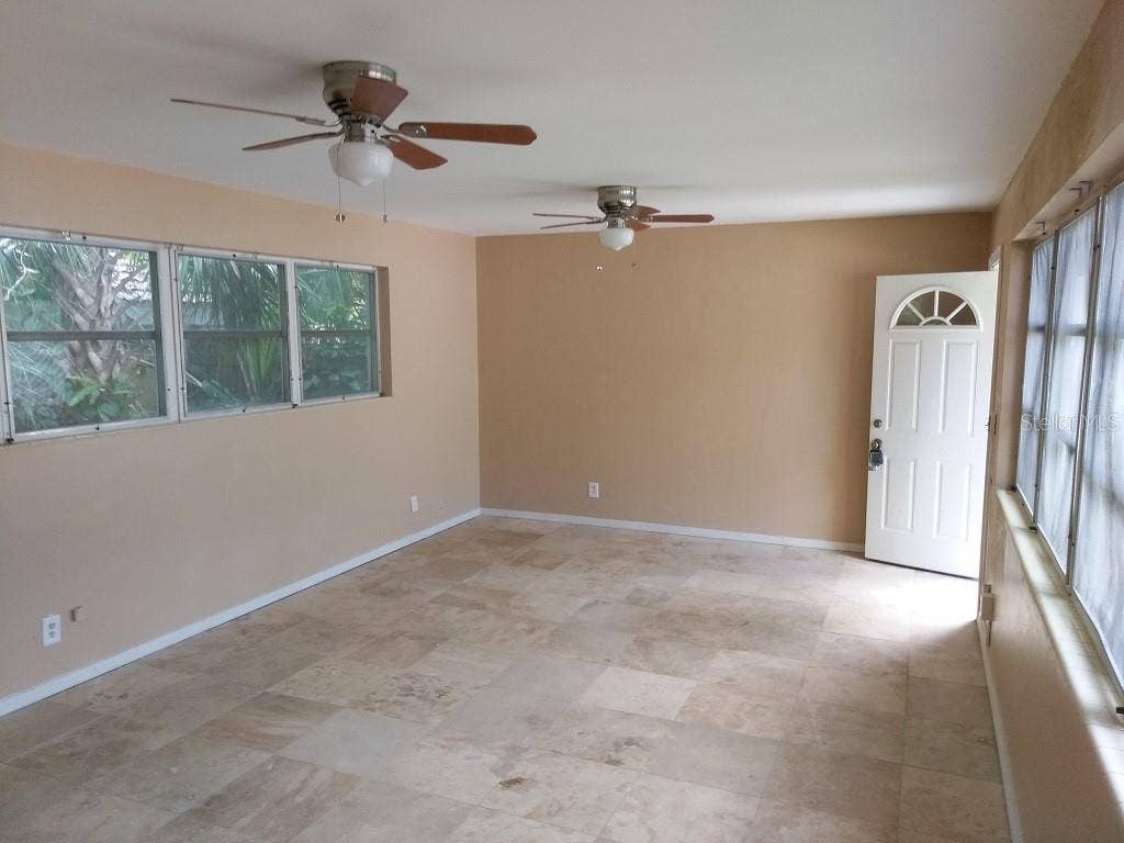 724 N OLEANDER AVENUE, Daytona Beach, FL 32118 Living room