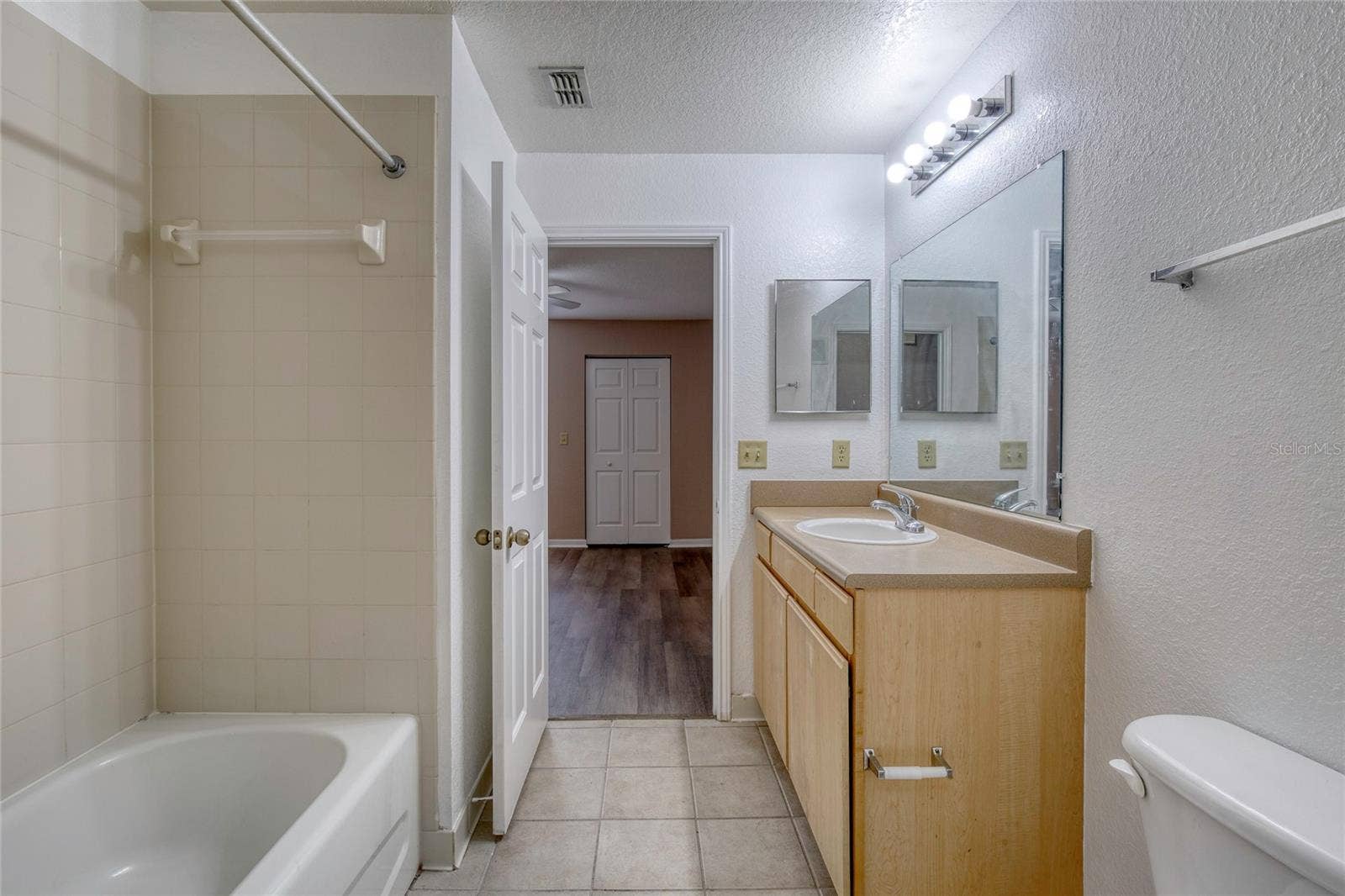 940 VILLAGE TRAIL, #2-207, Port Orange, FL 32127