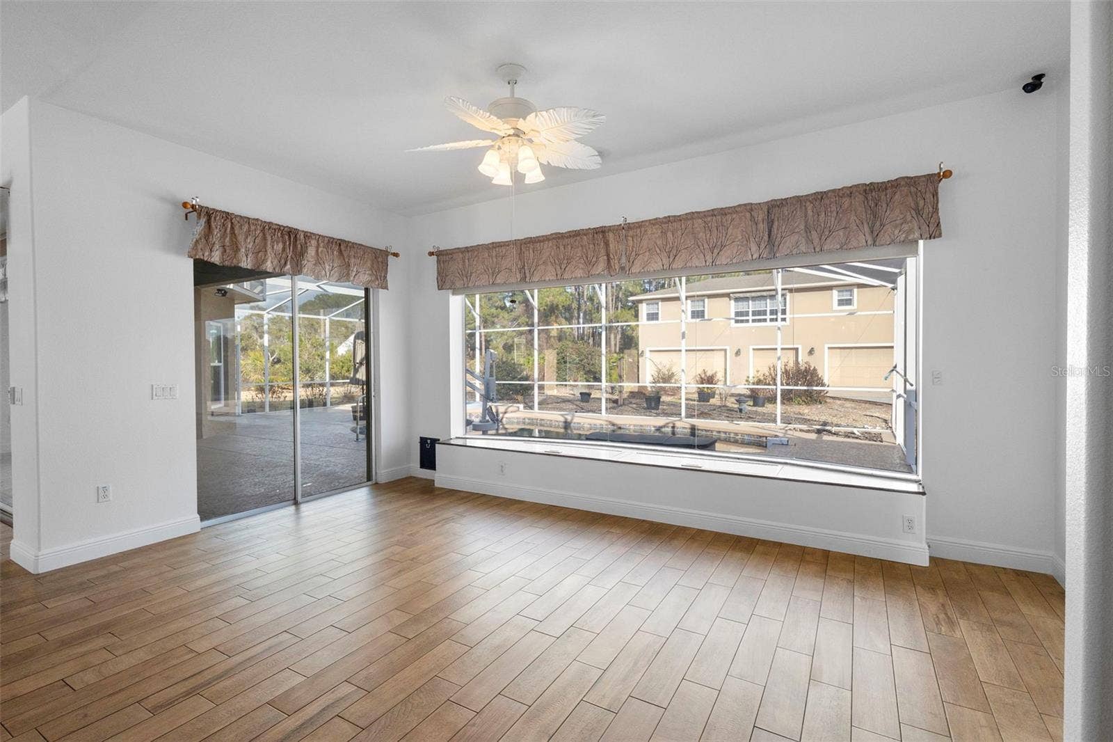 73 SANCTUARY AVENUE, Debary, FL 32713 BREAKFAST / DINING NOOK WITH BENCH STORAGE