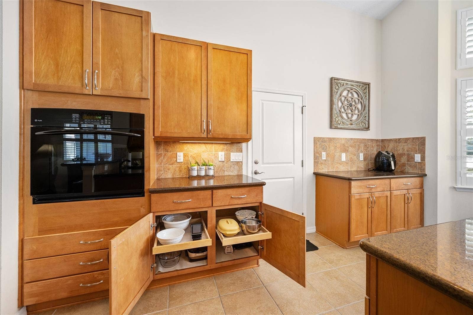 372 CHELSEA PLACE AVENUE, Ormond Beach, FL 32174 Pullouts drawers