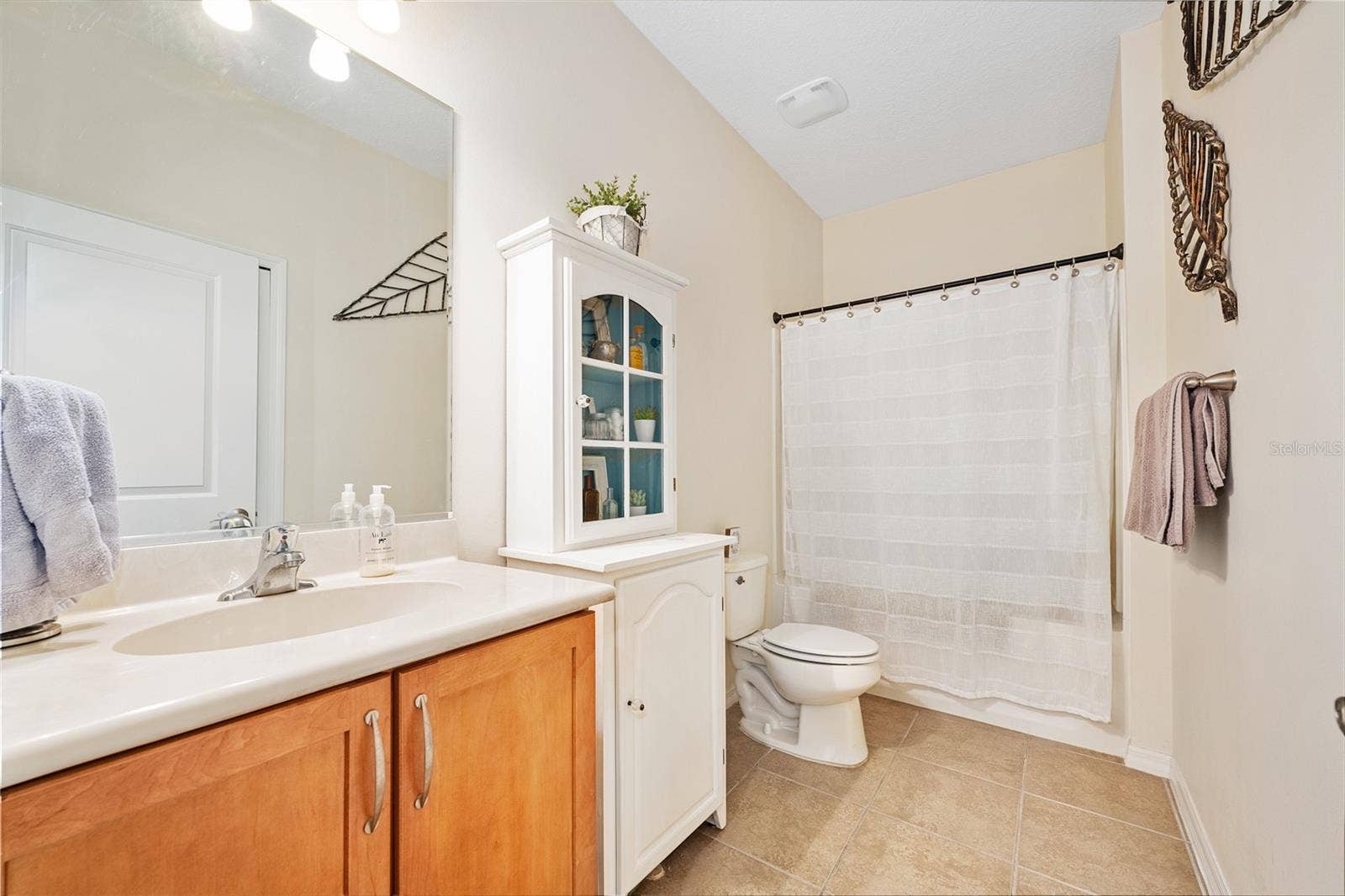 372 CHELSEA PLACE AVENUE, Ormond Beach, FL 32174 Main hall bath