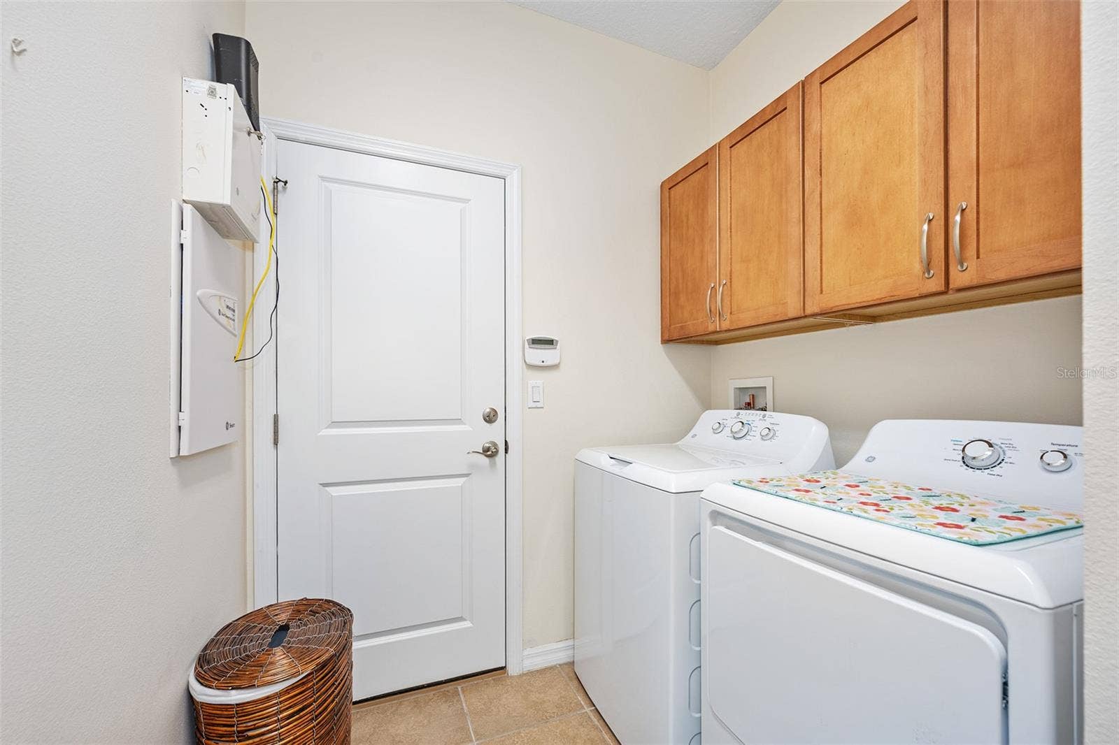 372 CHELSEA PLACE AVENUE, Ormond Beach, FL 32174 Laundry with cabinet storage above
