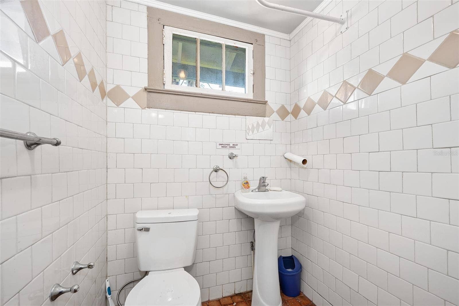 228 W HOWRY AVENUE, Deland, FL 32720 228 W HOWRY AVENUE, Deland, FL 32720