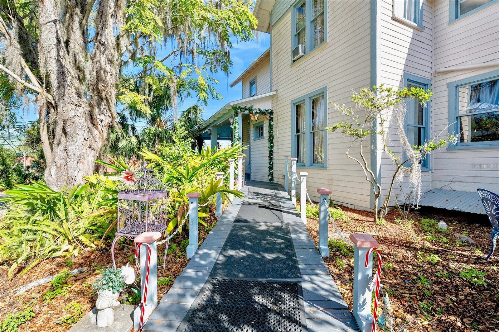 228 W HOWRY AVENUE, Deland, FL 32720 228 W HOWRY AVENUE, Deland, FL 32720