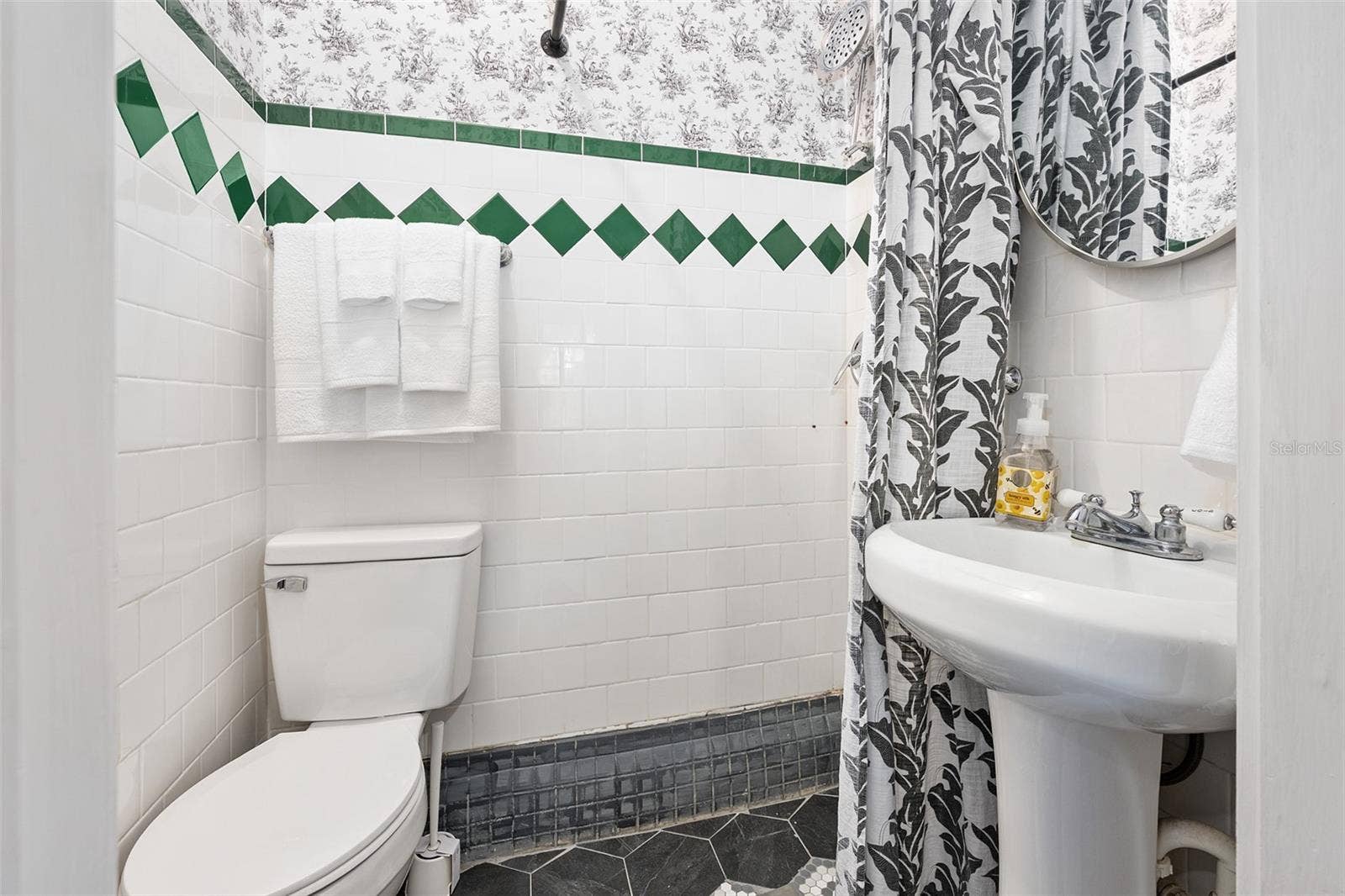 228 W HOWRY AVENUE, Deland, FL 32720 228 W HOWRY AVENUE, Deland, FL 32720
