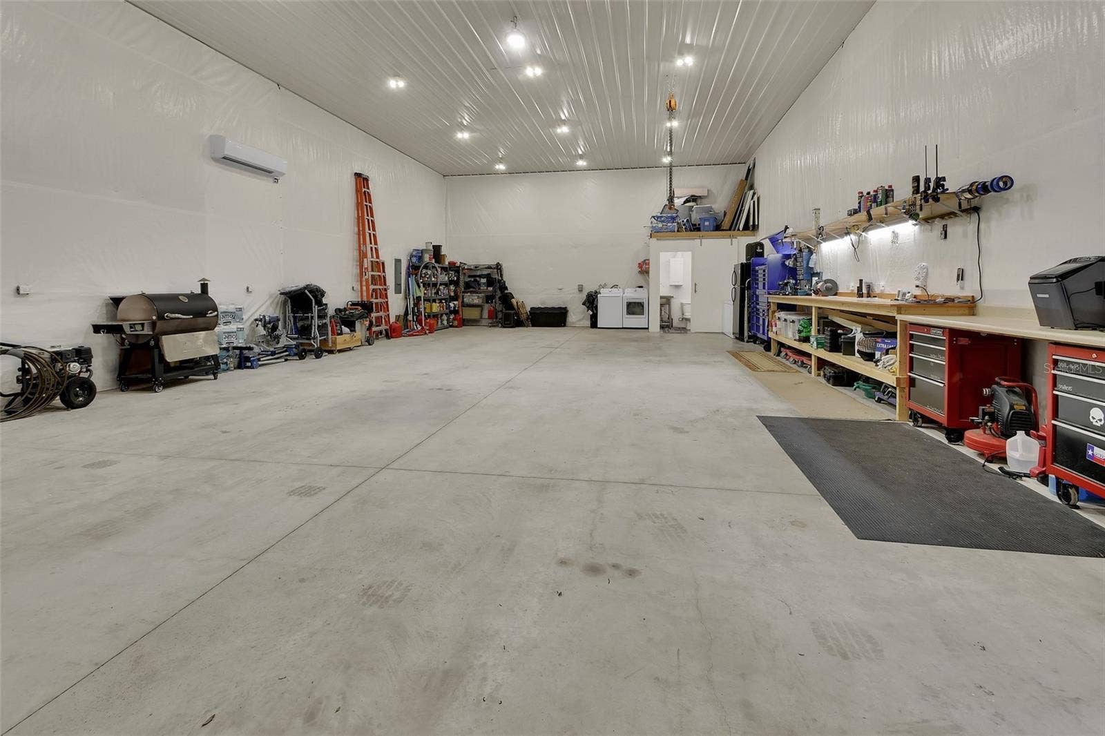 4611 GRAND AVENUE, De Leon Springs, FL 32130 Inside building