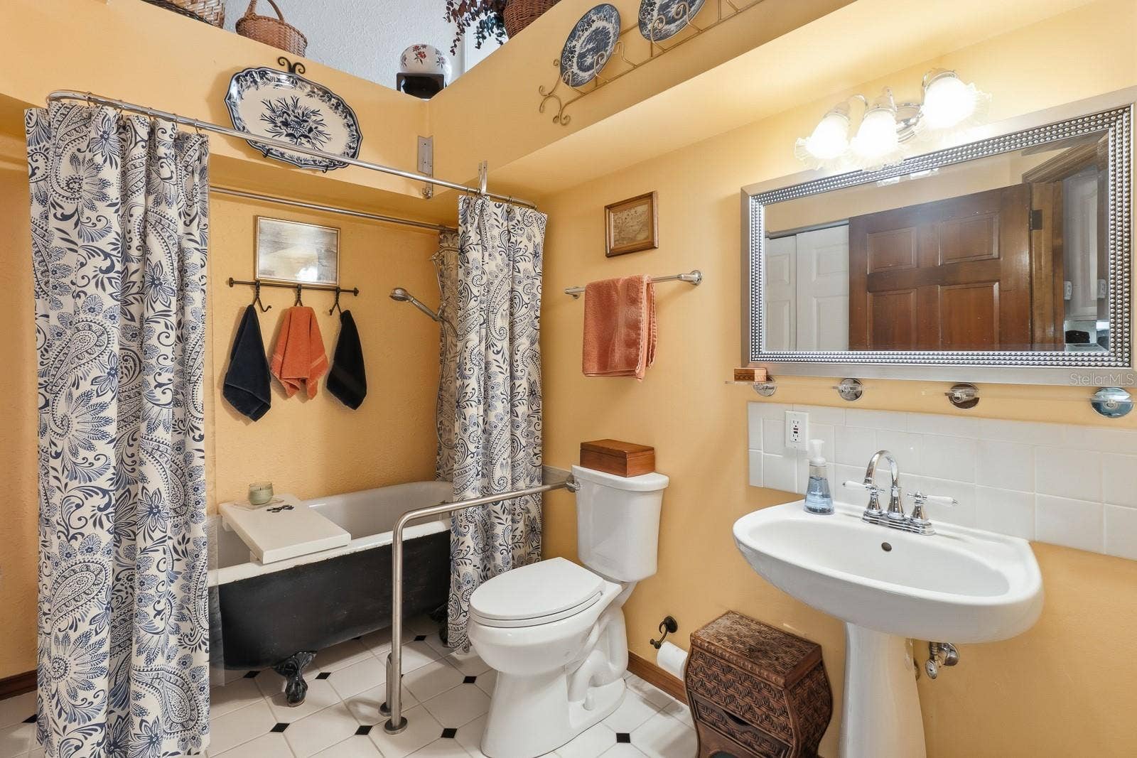 6491 SPRUCE CREEK ROAD, Port Orange, FL 32127 Full bath including a claw foot tub in great room/ in-law suite