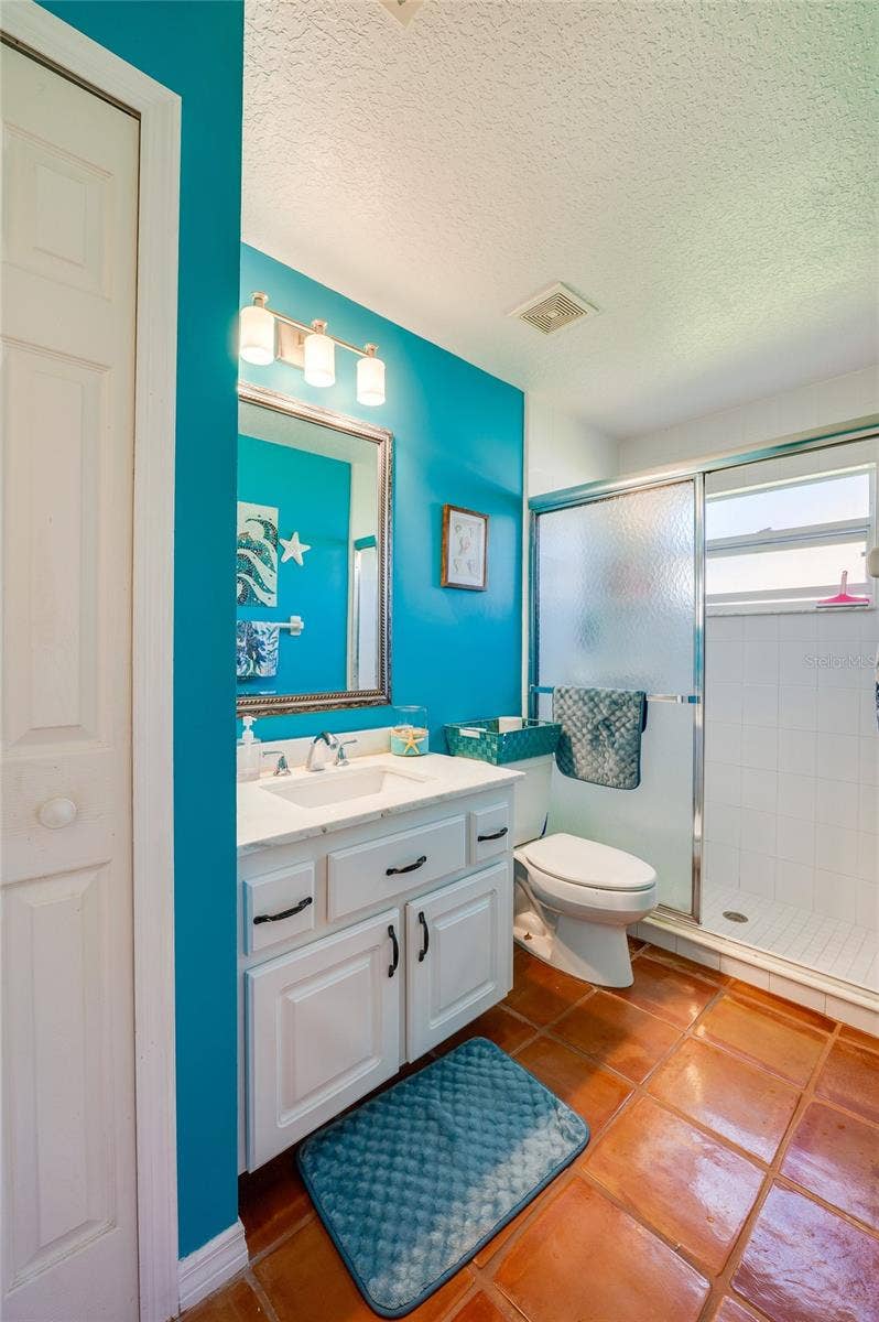 1312 N WEMBLEY CIRCLE, Port Orange, FL 32128 Guest bathroom