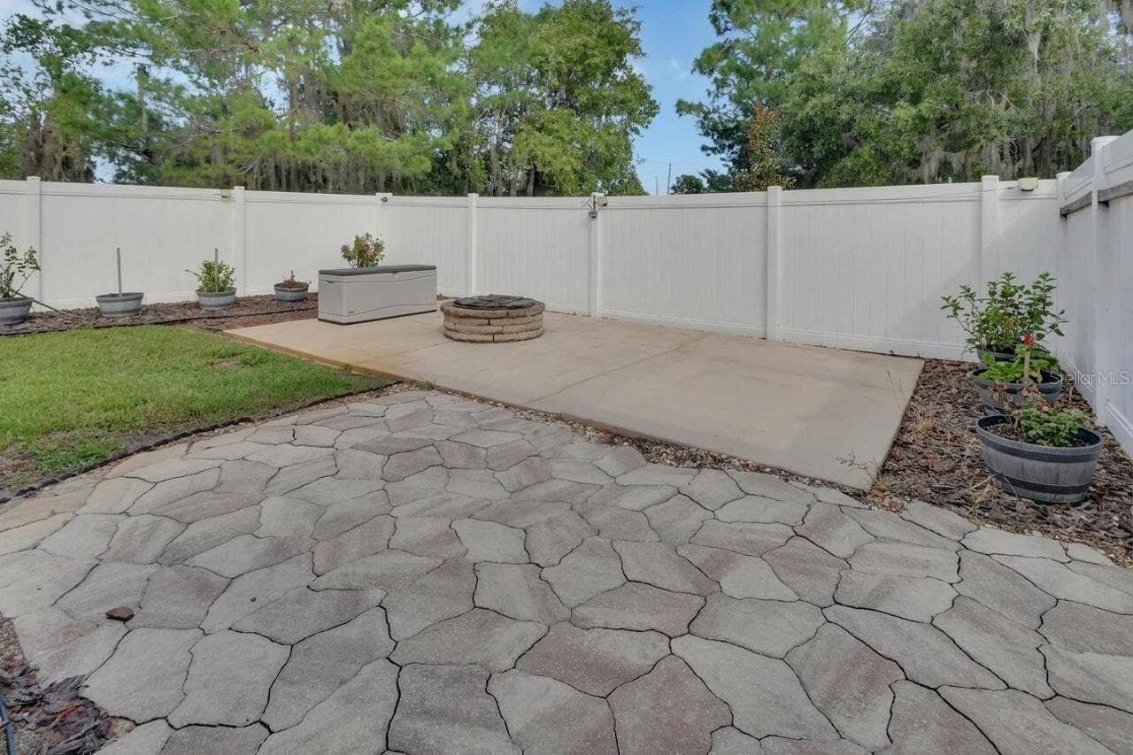 831 OAK HOLLOW LOOP, Deland, FL 32724