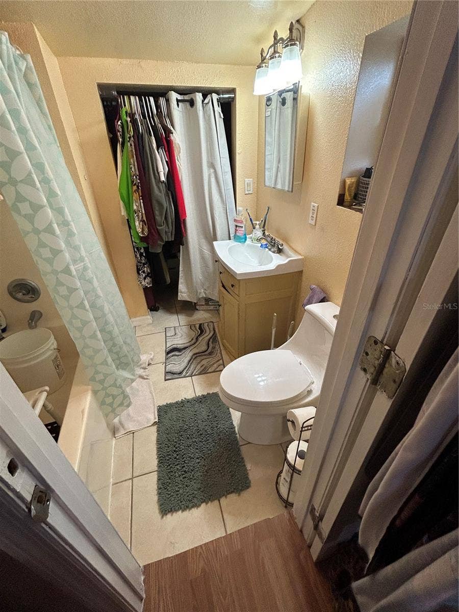 629 HOLMES AVENUE, Daytona Beach, FL 32114 Main bath