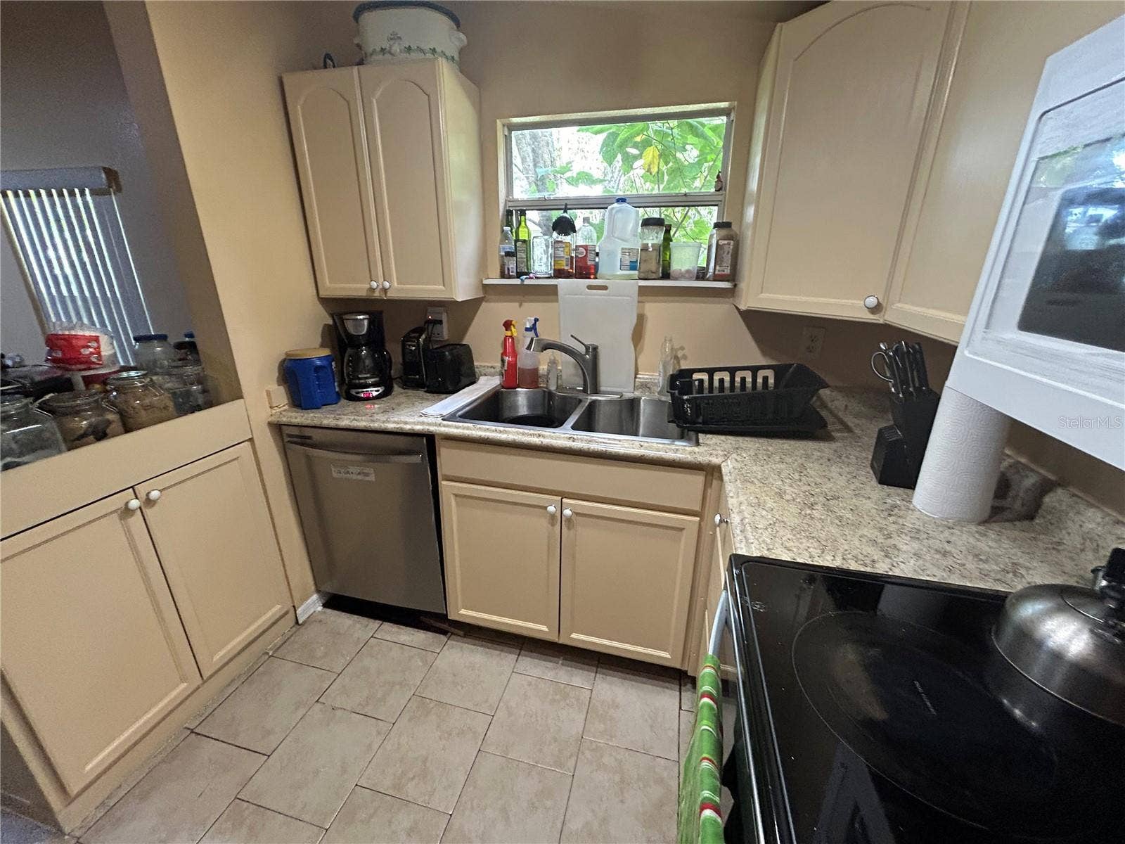 629 HOLMES AVENUE, Daytona Beach, FL 32114 Kitchen