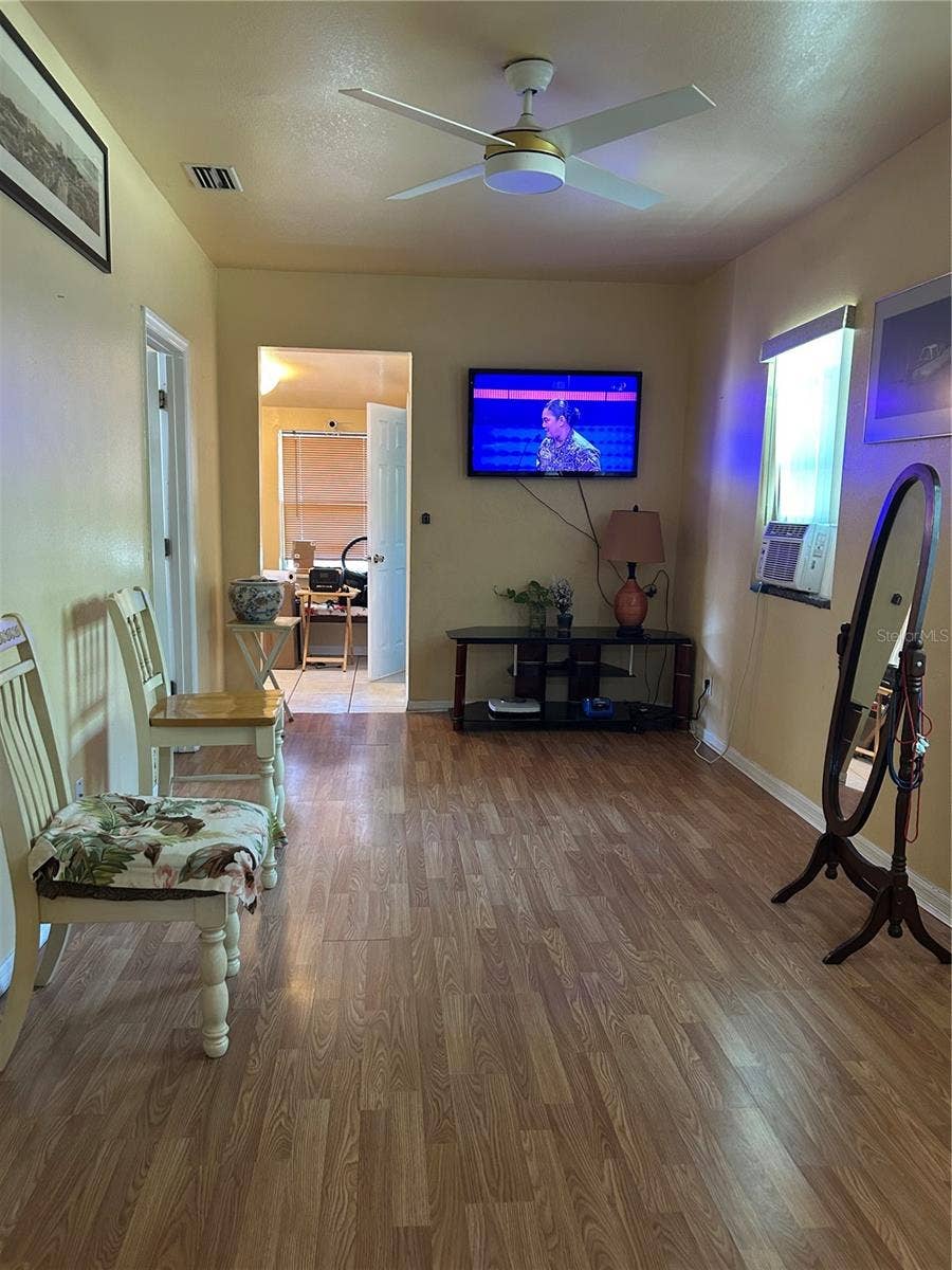 629 HOLMES AVENUE, Daytona Beach, FL 32114 Living Room