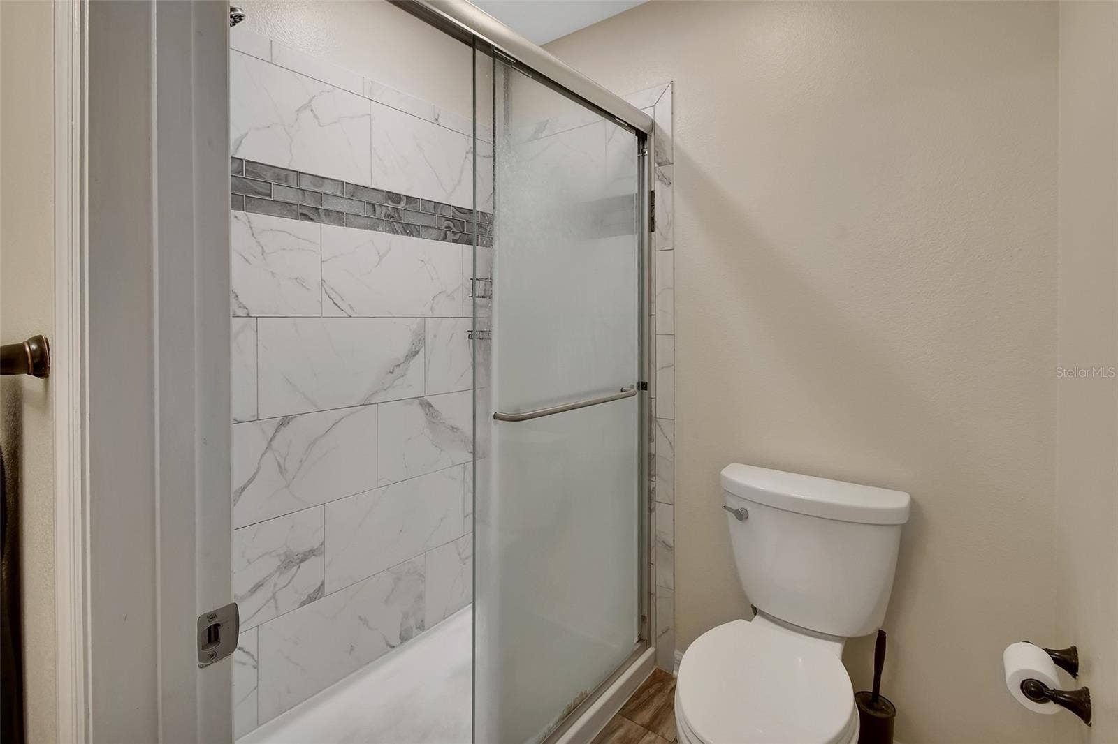 Private lavatory & shower-Bathroom 2