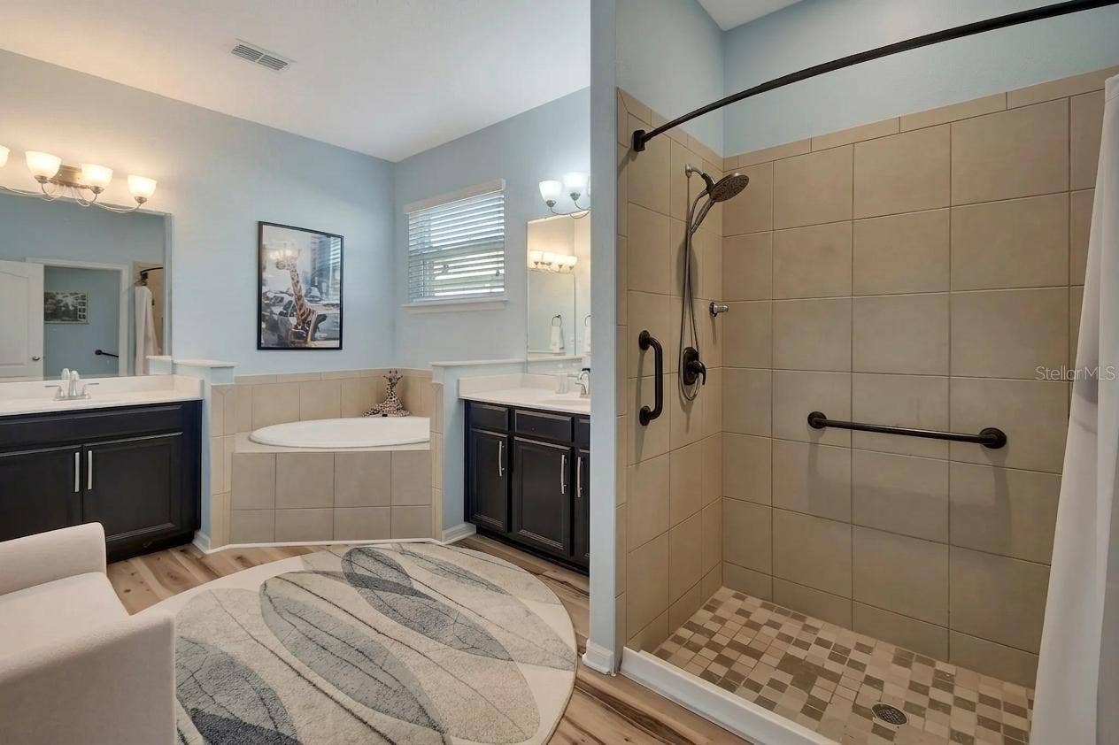 Primary en-suite bathroom