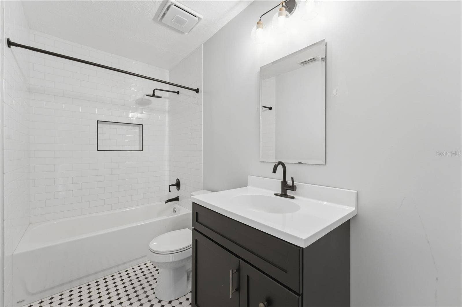 41707 ASPEN ST, Eustis, FL 32736 Guest Bathroom
