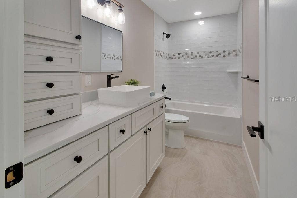 Upstairs guest bath