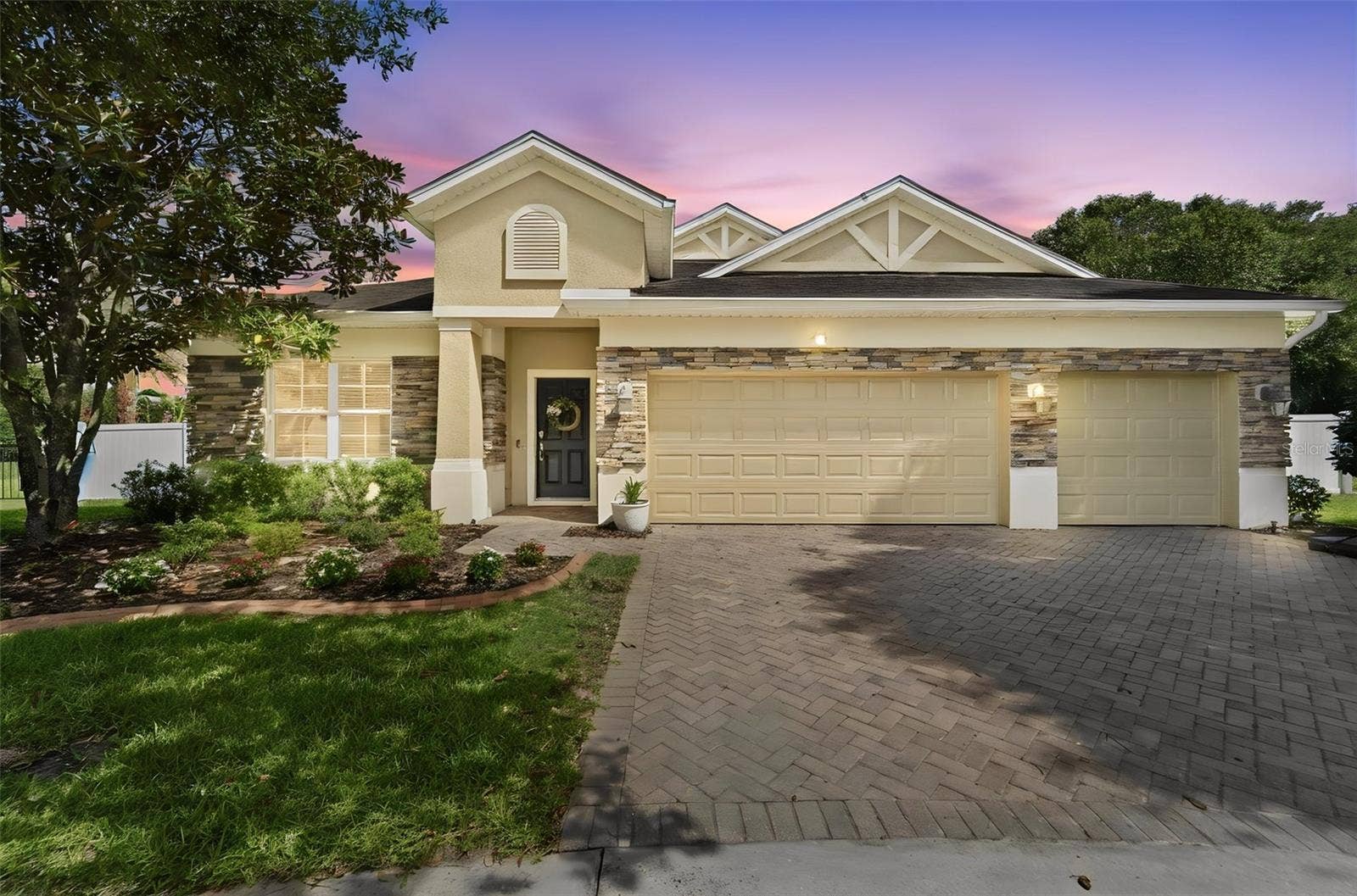 471 BREEDERS CUP COURT, Deland, FL 32724 WELCOME HOME!