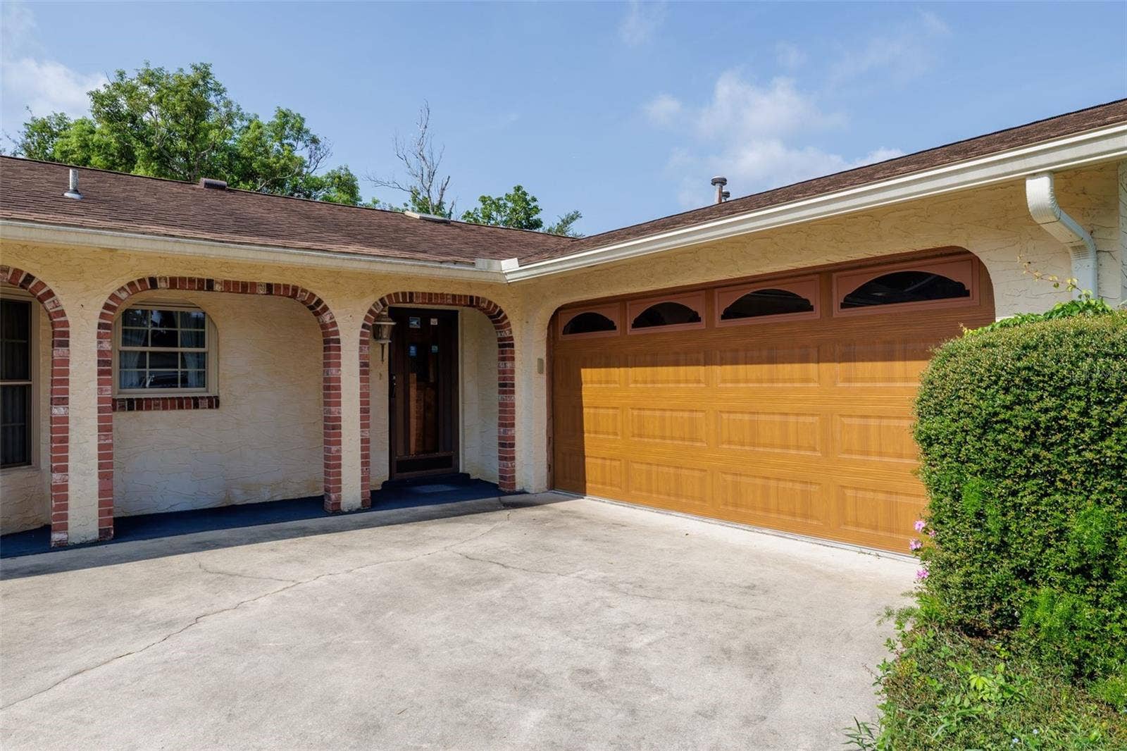 229 GEORGETOWNE BOULEVARD, Daytona Beach, FL 32119 Side-entry garage