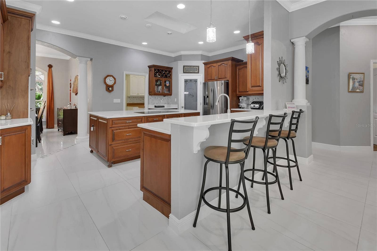 KITCHEN AND BREAKFAST BAR