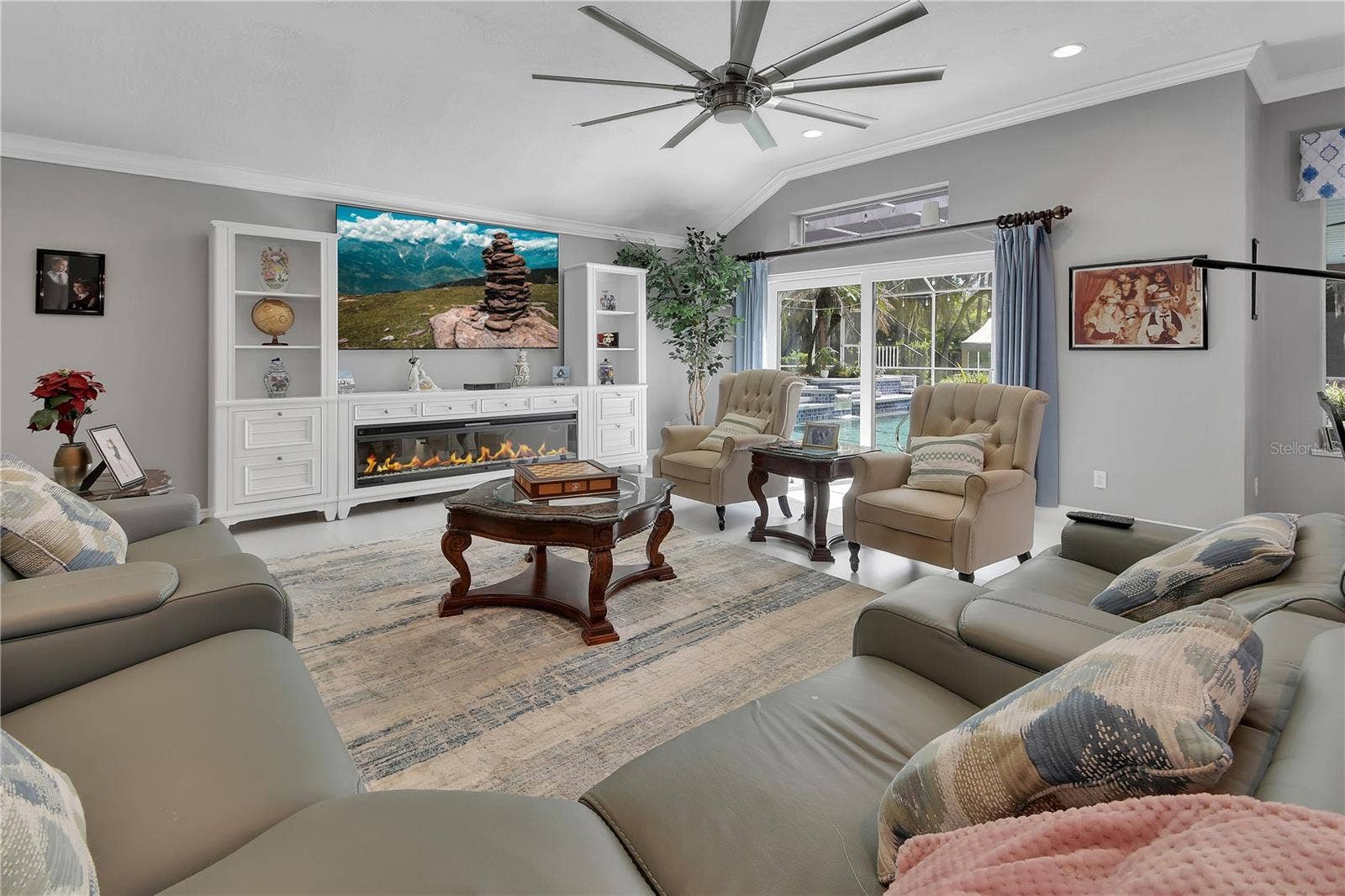 FAMILY ROOM