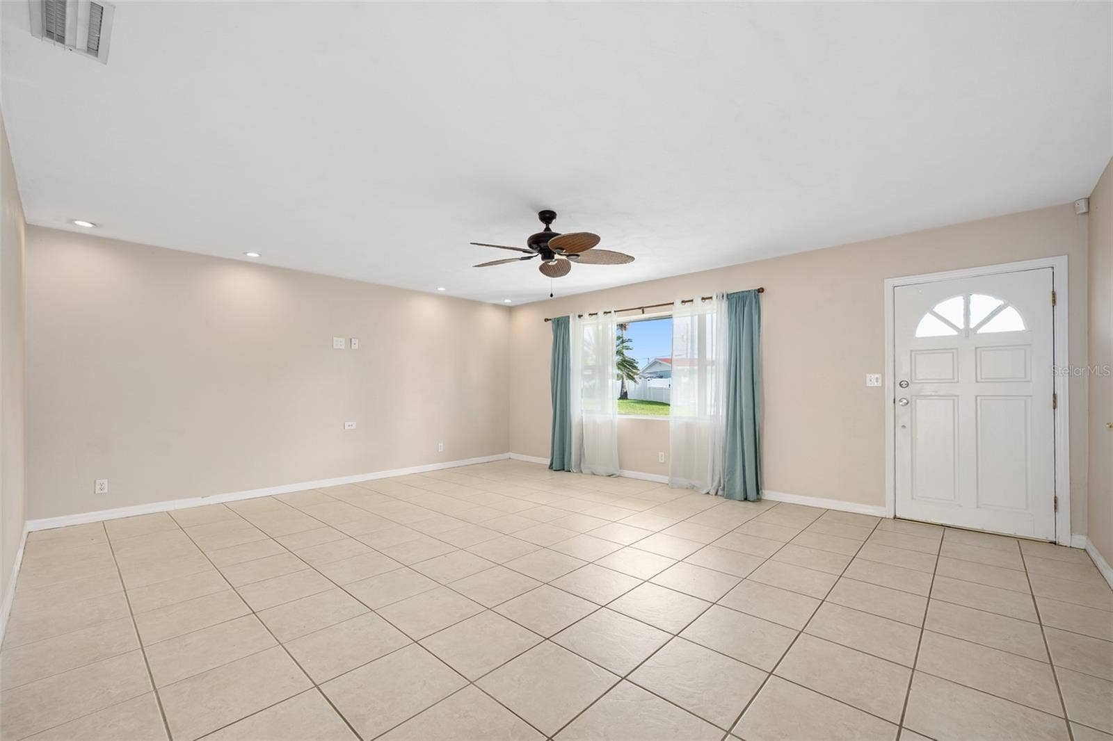 22 PLAZA DRIVE, Ormond Beach, FL 32176 Living Room