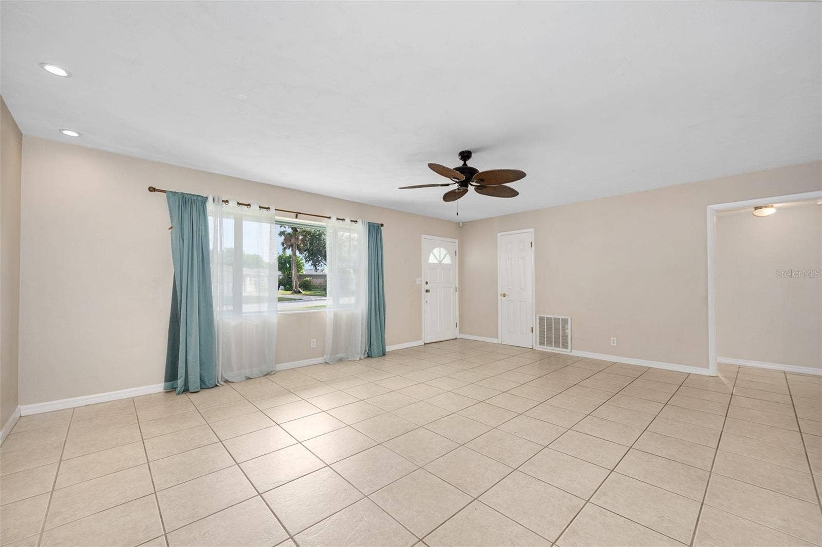 22 PLAZA DRIVE, Ormond Beach, FL 32176 Living Room