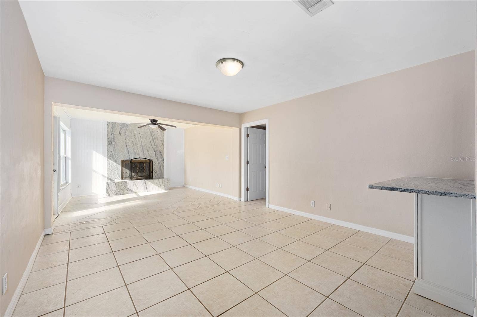 22 PLAZA DRIVE, Ormond Beach, FL 32176 Family Room looking into kitchen