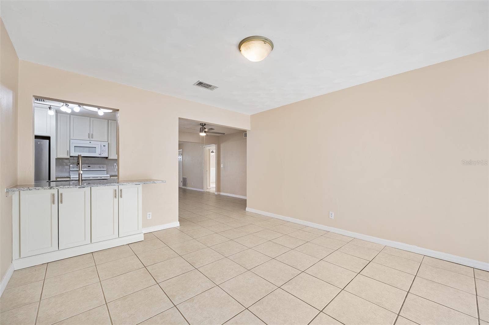 22 PLAZA DRIVE, Ormond Beach, FL 32176 Family Room looking into kitchen