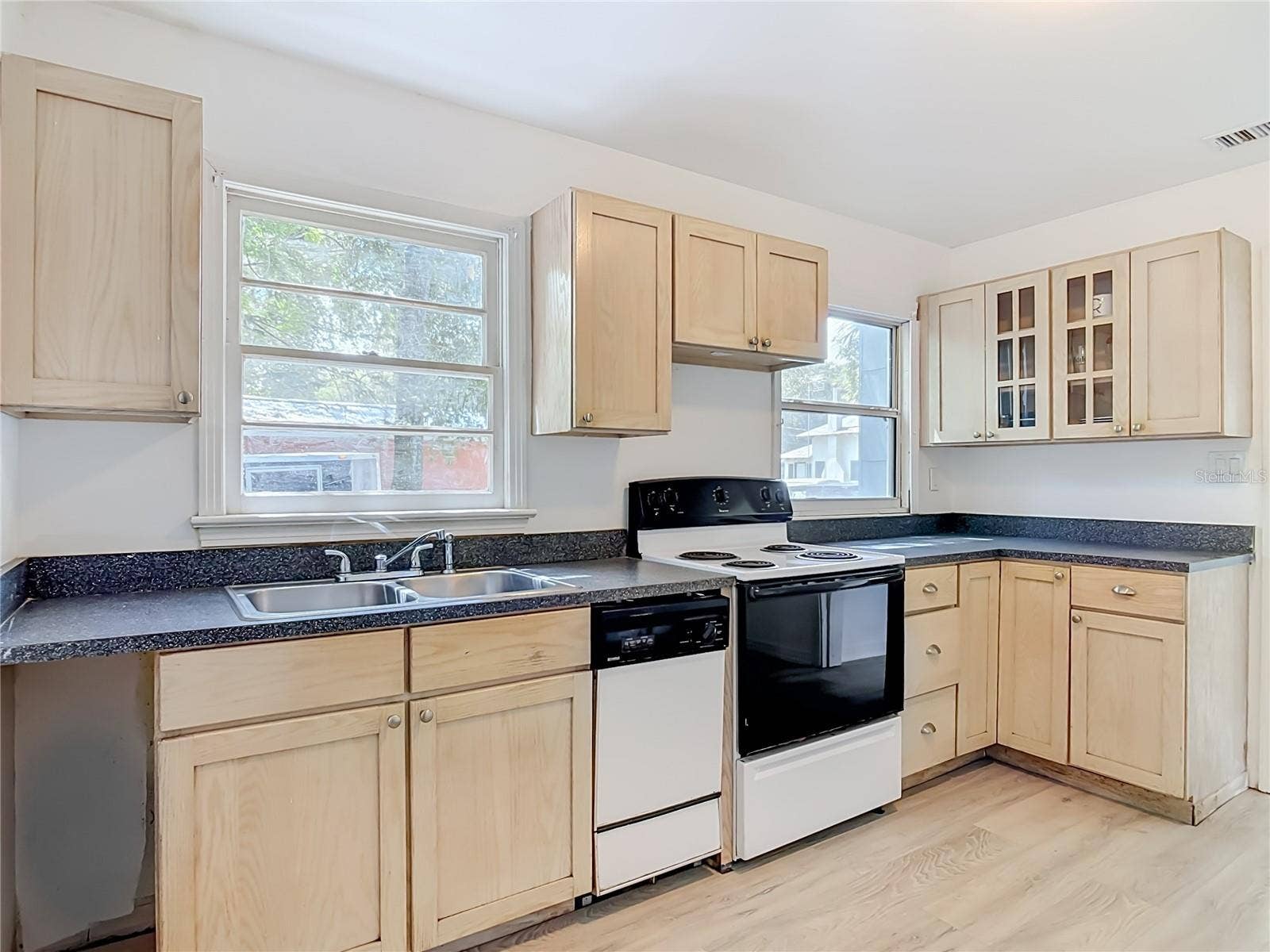 709 EDWARDS STREET, Daytona Beach, FL 32114 large kitchen